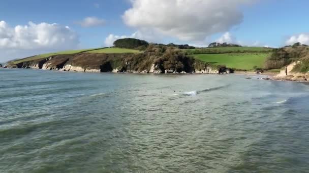 Surfers Wait Catch Wave Devon Coast Stunning Rolling Green Hills — Αρχείο Βίντεο