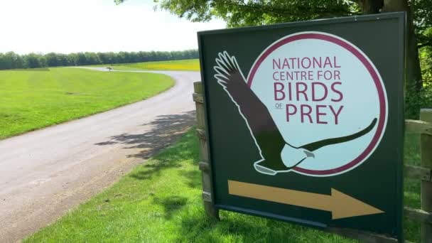 Helmsley North Yorkshire 2023 Entrance Sign Road National Centre Birds — Stock Video