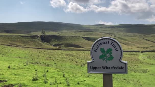 National Trust Upper Wharfedale Signpost Stunning Green Rolling Hills Yorkshire — стоковое видео