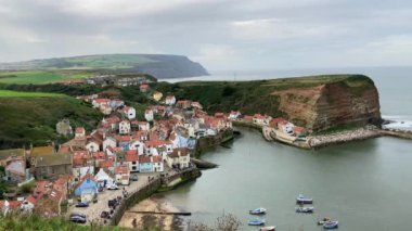 Kuzey Yorkshire kıyısındaki Staithes 'in pitoresk kıyı köyünün klasik manzarası - İngiltere