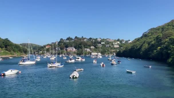 Vários Barcos Vela Ancorados Rio Yealm Olhando Para Newton Ferrers — Vídeo de Stock