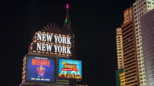 ラスベガス ネバダ アメリカ 2024 ニューヨークのニューヨークホテルとカジノの建物の背景にサインアップ — ストック動画