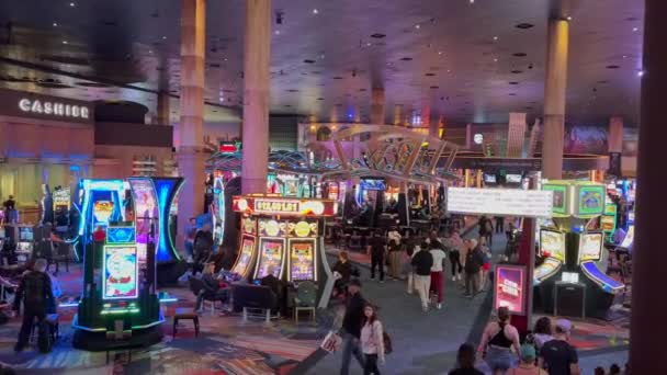 拉斯维加斯 内华达州 2024 纽约酒店内的赌场楼层和拉斯维加斯大道上的赌场 缝纫机和赌徒 — 图库视频影像