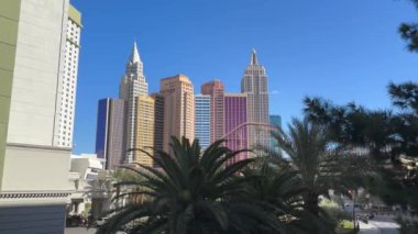 Las Vegas, Nevada, ABD - 03.25.2024: İkonik gökdelen silueti ile New York Oteli ve Casino dış görünüşü. Mavi bir gökyüzünde çekildi, güneşli bir günde.