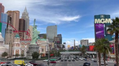 Las Vegas, Nevada, ABD - 03.25.2024 Las Vegas Bulvarı 'na bir sürü kumarhane ve otelle ve çok sayıda trafik ile bakın. Gündüz çekilmiş..