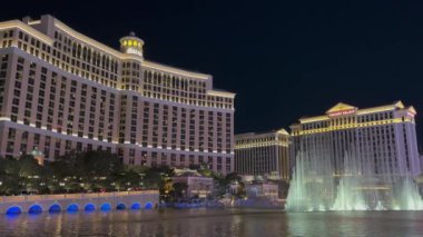 Las Vegas, Nevada, ABD - 03.25.2024: Arka planda Bellagio Hotel ve Caesars Palace ile güzel Bellagio Fountain Explay görüntüsü 