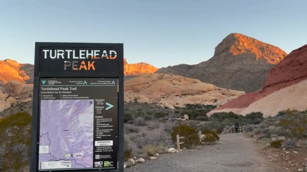Знак Turtlehead Peak Trailhead Карта Потрясающим Светящимся Видом Горы Восходе — стоковое видео