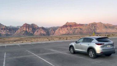 Şafak vakti boş bir otoparkta Red Rock Canyon Ulusal Koruma Alanı, Nevada, ABD