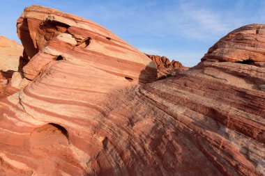 Arazide pembe desenli dalgalar oluşturan çizgili Ateş Dalgası kaya katmanını kapatın - Fire State Park Vadisi, Nevada, ABD