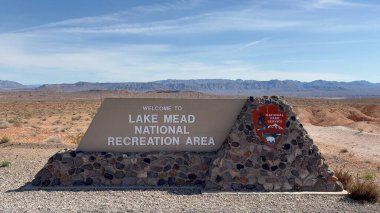 Nevada, ABD 'deki Mead Gölü Ulusal Rekreasyon Alanı' nın taş giriş tabelası.
