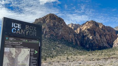 Ice Box Canyon Trailhead tabelası ve arka plandaki dağların ve kanyonun çarpıcı manzarasıyla - Red Rock Canyon Ulusal Koruma Alanı, Nevada, ABD
