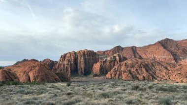 Kar Kanyonu Parkı 'nın güzel kırmızı kayası Navajo kumtaşı uçurumlarının manzarası geniş. Sabahın erken saatlerinde çekildi - St George, Utah, ABD