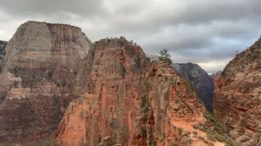 Ünlü Melekler İniş Kaya oluşumunun güzel statik görüntüleri ve bulutlu, fırtınalı bir günde ABD 'nin Utah eyaletindeki Zion Ulusal Parkı' nda dar yürüyüş yolları.. 