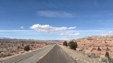 Veri tabanında boş Burr Patikası yolu boyunca çekilen görüntü Capitol Reef Ulusal Parkı, Utah 'ta manzaralı bir yol. Yol, Kızıl Kaya 'nın çarpıcı, çorak bir çöl manzarasında esiyor.