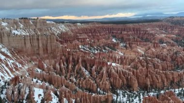 Bryce Canyon Amfitiyatrosunun kışın karla kaplı kabadayıların arasında gölgeli hava manzarası. Dramatik manzara, doğanın gücünün bir kanıtıdır Utah, ABD