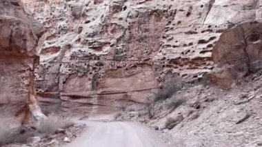 Capitol Resifi Ulusal Parkı 'nın dramatik kaya oluşumları ve renkli uçurumlarından manzaralı bir yolculuk. Utahlar 'ın engebeli manzarasının bu büyüleyici yol gezisindeki güzelliğini tecrübe edin - ABD