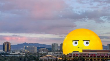 Las Vegas, Nevada, ABD - 03.25.2024: Gün batımında Las Vegas Küresi 'nde inanılmaz sarı sırıtan surat ifadesi.