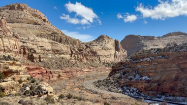 Utah 'taki Capitol Reef Ulusal Parkı' nın nefes kesici güzelliği. Kıvrımlı yollardan yükselen Capitol Kubbeleri kaya oluşumlarına ve karlı uçurumlara - ABD