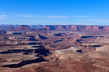 Utah, Canyonlands Ulusal Parkı 'ndaki Green River Overlook' dan çarpıcı hava manzarası. Bu hayranlık uyandıran manzara derin kanyonlar ve açık mavi gökyüzünün altında geniş platolar sergiliyor.