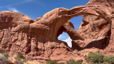 Utah, ABD 'deki Arches Ulusal Parkı' ndaki doğal kum taşı oluşumunun güzel manzarası. Mavi gökyüzü, beyaz bulutlar, kırmızı kaya, çöl manzarası. Sahne Amerika 'nın güneybatı yolu..