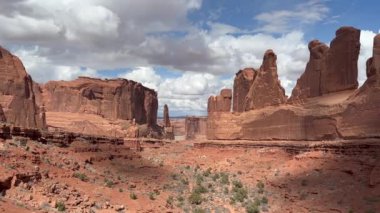 Parçalı bulutlu bir günde Arches Ulusal Parkı 'ndaki Park Bulvarı' nın güzel bir görüntüsü. Doğal kumtaşı oluşumları, Utah, ABD 'de görülmesi gereken muhteşem bir manzara.