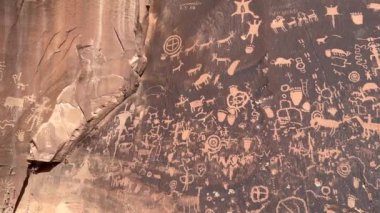 Utah 'taki Gazete Rock State Tarihi Anıtı' nda eski petrogliflerin yavaş bir tavası. Bu antik oymalar binlerce yıllık ve birden fazla dönemden, yani ABD 'den.