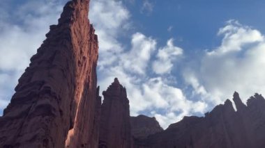 Moab, Utah 'taki Fisher Kuleleri' nin görkemli kırmızı kayalık kulelerinde yavaşça eğil. Güneşin doğuşuyla aydınlanan çarpıcı kum taşı oluşumlarıyla dramatik manzara - ABD