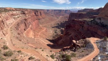 Utah 'taki Canyonlands Ulusal Parkı' ndaki Shafer Trail Yolu 'na klasik bakış açısı. 4WD 'nin ünlü ve heyecan verici bir parçası, sarp kayalıkları kanyon platosuna, ABD' ye sarıyor.