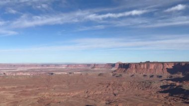 Güzel mavi gökyüzü ve bulutlarla Grand View Point 'ten Canyonlands Ulusal Parkı' nın yavaş çekimleri. Uçsuz bucaksız manzara doğanın güzelliğini gözler önüne seriyor: Utah, ABD