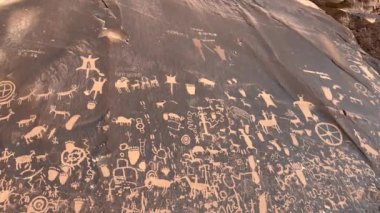 Utah, ABD 'deki Gazete Rock State Tarihi Anıtı' nda kaya yüzeyine oyulmuş yerli Amerikan petrogliflerinin aşağı doğru çekimleri. Bu kadim oymalar bölgenin tarihine bir göz atmamızı sağlıyor..