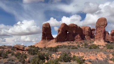 ABD 'nin Utah eyaletindeki Arches Ulusal Parkı' nın Windows Bölgesi 'nde manzara. Çekim, parkların ikonik kırmızı kaya oluşumlarının doğal güzelliğini gözler önüne seriyor. Amerikan Güneybatısı için mükemmel..