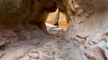 Bir yürüyüşçünün bakış açısı, Utah, Utah, Kanyonlar Ulusal Parkı 'nın Needles İlçesi' ndeki Ortak Yol 'daki dar bir tünel kanyonundan geçiyor.