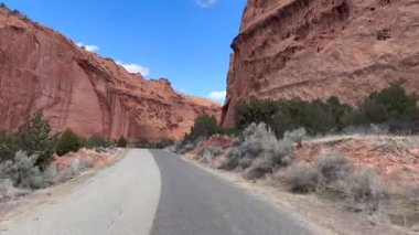 Boulder, Utah yakınlarındaki Long Canyon olarak bilinen kırmızı kaya kanyonu üzerinden Varış Noktası. Burr Patikası Yolu 'ndan alındı. Katlama esnasında güzel ve manzaralı bir sürüş.
