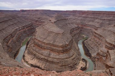 Utah 'taki Goosenecks Eyalet Parkı' nın engebeli arazisini oyan San Juan Nehri 'nin çarpıcı hava manzarası. Dramatik manzara sarp kaya oluşumları ve derin nehir kıvrımları içerir.