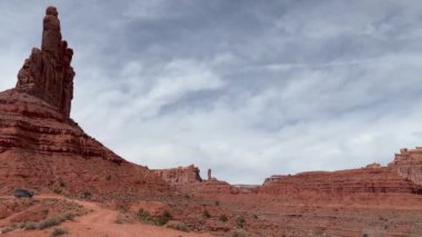 Güney Utah 'taki görkemli Tanrıların Vadisi' nin manzaralı bir sahnesi ve ölçekli bir minibüsü var. Red Rock Butet oluşumları, çöl manzarası, yol gezisi, seyahat, macera - ABD