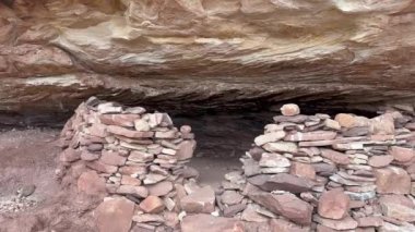 Güney Utahlar 'daki baş döndürücü çöl manzarasının altında bulunan antik bir Kiva harabesinin büyüleyici görüntüsü - Doğal Köprüler Ulusal Anıtı, Utah, ABD