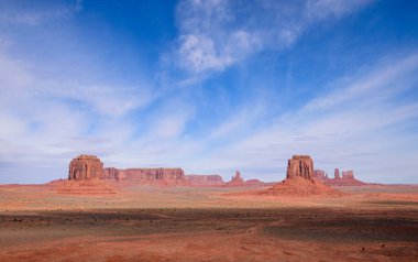Sanatçılar Noktasından, mavi gökyüzü altında dramatik kırmızı kumtaşı oluşumlarıyla anıtın ikonik manzarasının panoramik görüntüsü. Sersemletici çöl, güneybatının doğal güzelliğini gözler önüne seriyor..