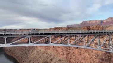 Arizona 'daki tarihi Navajo Köprüsü görülmeye değer bir manzara. Uçsuz bucaksız Mermer Kanyonu boyunca uzanan bu çelik köprü mühendisliğin bir kanıtıdır. Colorado Nehri 'nin altından bir kamyon geçiyor..