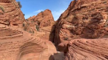 Güzel bir mavi gökyüzü gününde Utah 'taki Wire Pass ve Buckskin Gulch kanyonları arasındaki patika bağlantısında çarpıcı bir aşınma olan kırmızı kumtaşı oluşumlarının güzel bir görüntüsü.