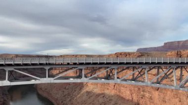 Colorado Nehri üzerindeki Navajo Köprüsü ve Arizona, ABD 'deki geniş Mermer Kanyon' un geniş açılı görüntüsü. Güzel Kaliforniya Akbabaları sabahın erken saatlerinde köprünün altında tüneme yapıyor..