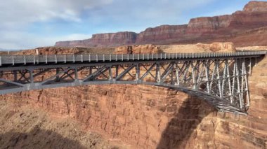 Kaliforniya 'nın görkemli bir akbabası ünlü Navajo Köprüsü' ne iniyor. Bu köprü Colorado Nehri 'nin altındaki devasa kızıl kaya mermer kanyonu boyunca uzanıyor. Arizona, ABD.