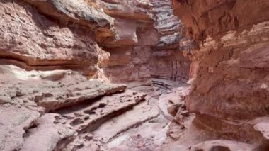 Arizona 'daki Katedral Yıkama Kanyonu' nun güzel kırmızı kaya oluşumlarının yavaş çekimleri muazzam boyutu gösteriyor. Çekim, pembe kanyon duvarlarının dokusunu ve renklerini vurguluyor.. 