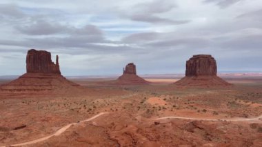 Arizona, Anıt Vadisi 'ndeki manzaralı yolculuğun yavaş bir kısmı ikonik kumtaşı popoları ve çöl manzarasıyla dolu. Bu video, Amerika 'nın güneybatısının büyüklüğünü ve güzelliğini yansıtıyor.