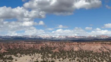 Utah 'taki Bryce Canyon Ulusal Parkı' ndaki kar kaplı dağların ve kızıl kaya oluşumlarının manzarası. Yakındaki güzel Kodachrome Havzası Eyalet Parkı 'ndan çekildi - Utah, ABD