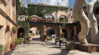 Sedona, Arizona, ABD - 03.20.2024: Sedona, Arizona 'daki Tlaquepaque Sanat ve Alışveriş Köyü' nde güzel bir avlu. Avluda kemerler ve sıva ile İspanyol sömürge mimarisi yer alıyor..