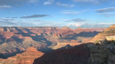 Güneş Arizona semalarında ilerlerken görkemli Büyük Kanyon 'un üzerinde uzun gölgeler bırakır. Bu sembolik Amerikan simgesi, hayranlık uyandıran ve merak uyandıran, görülmesi gereken bir ABD simgesi.