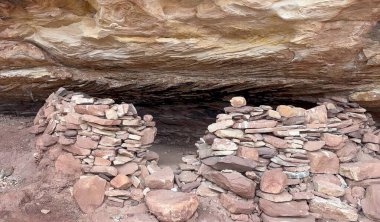 Güney Utahlar 'daki baş döndürücü çöl manzarasının altında bulunan antik bir Kiva harabesinin büyüleyici görüntüsü - Doğal Köprüler Ulusal Anıtı, Utah, ABD