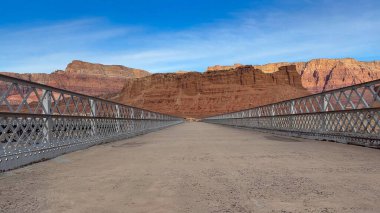 Arizona 'daki Mermer Kanyon' daki tarihi Navajo Köprüsü 'nün alçak görüntüsü. Köprü arka plandaki kırmızı kaya kanyonuyla çelişiyor. Burası Güneybatı 'da popüler bir turizm beldesi..