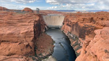 Glen Canyon Barajı ve Colorado Nehri 'nin 89. Sayfa, Arizona, ABD' deki manzarası. Barajın etkileyici boyutunu ve etrafındaki kızıl kaya kanyonunun güzelliğini gösteriyor..