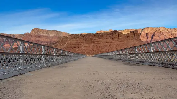 Arizona 'daki Mermer Kanyon' daki tarihi Navajo Köprüsü 'nün alçak görüntüsü. Köprü arka plandaki kırmızı kaya kanyonuyla çelişiyor. Burası Güneybatı 'da popüler bir turizm beldesi..